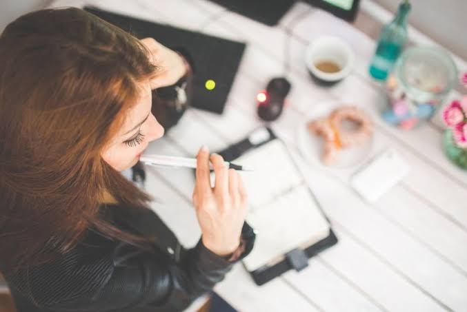 Bahaya Lembur Bagi Wanita dan Solusinya dengan Daun Teratai